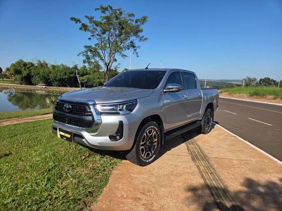 TOYOTA HILUX 2.8 D-4D TURBO DIESEL CD SRX 4X4 AUTOMÁTICO